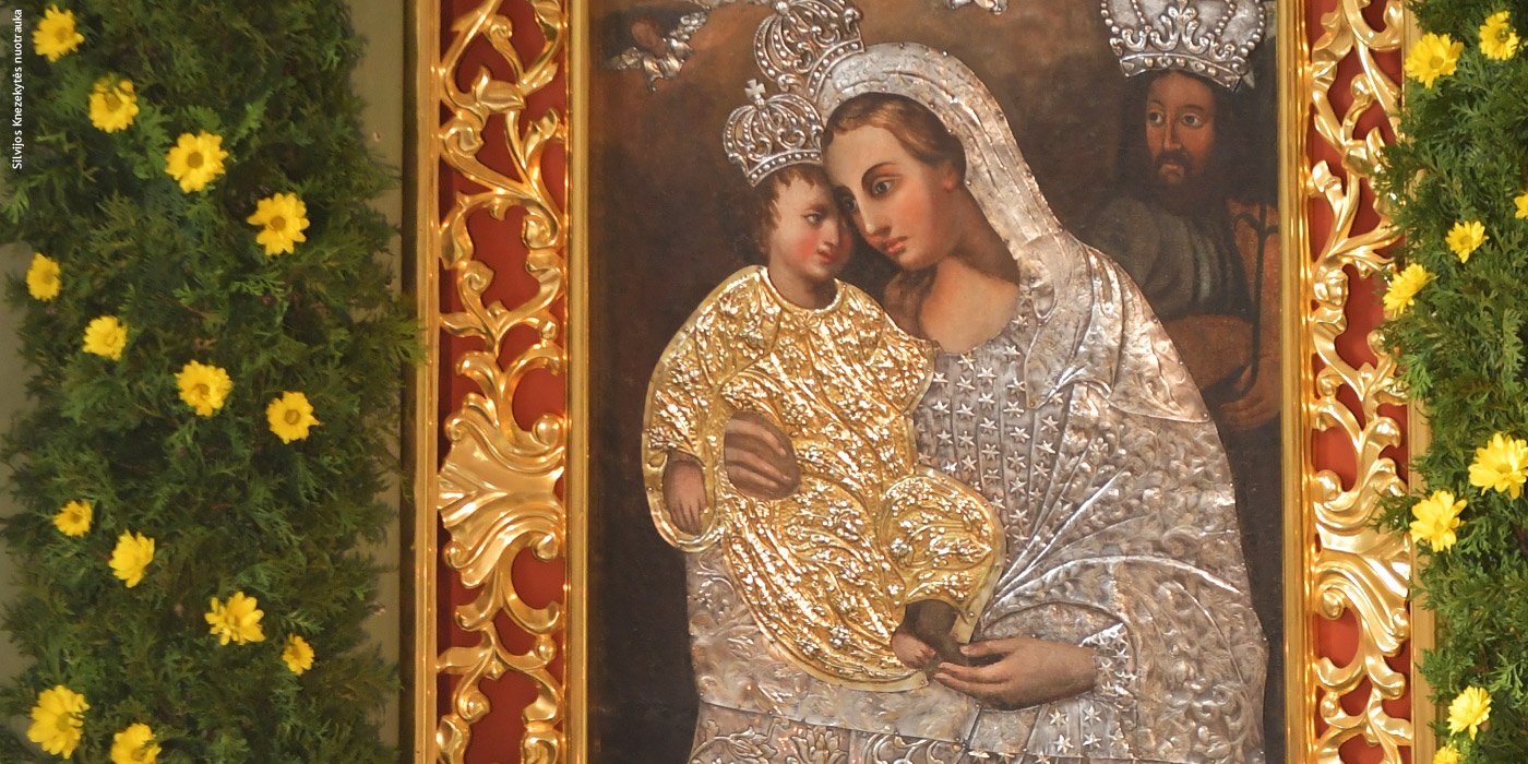 Prie Švč. M. Marijos altoriaus