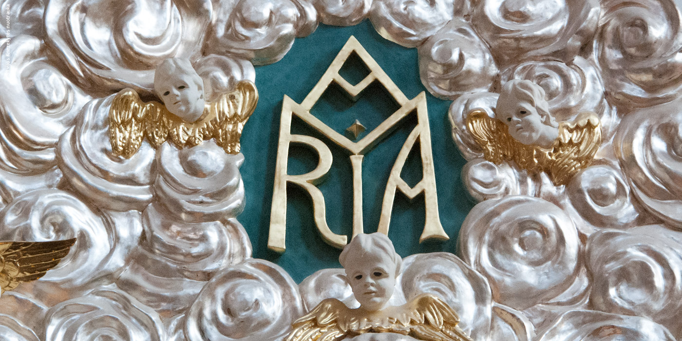 Gloria virš Švč. M. Marijos altoriaus